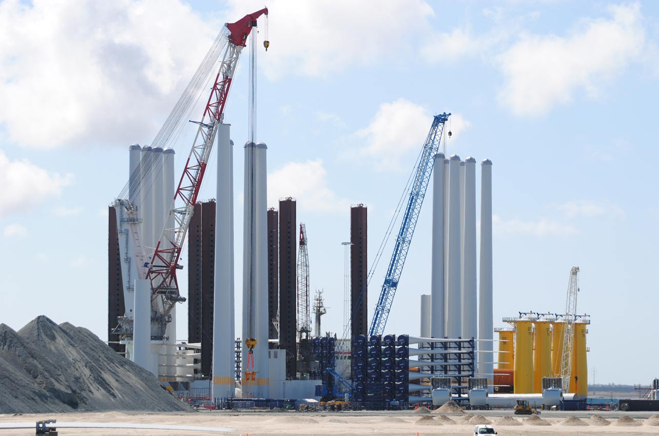 Lifting and handling solutions for heavy wind turbine components